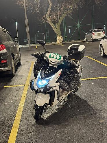 Скутеры: Скутер/мопед 50–125 см³, городской, белый, с боковыми и передними — 9