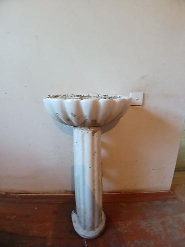 tulpan sekilleri: Pilləli postamentli əl-üz yuma lavabosu və qarışdırıcı kran dəsti. - — 1