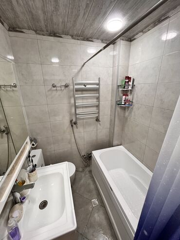 Uzunmüddətli kirayə mənzillər: Öz evimdir . 2 otaq kirayə verilir. Xırdalanda. Əla evdir isti pol — 18