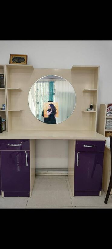 islenmis stol: İşlənmiş, Makiyaj üçün masa, Güzgülü