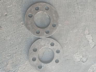 drel şurup bağlayan: Metal flanslar / ara halqalar dəsti. Şəkillərdə 2 ədəd dairəvi metal — 1