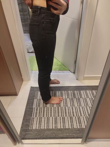 Farmerke: Zara farmerke crne boje. Visok struk, duboke su. Velicina je 36 — 5