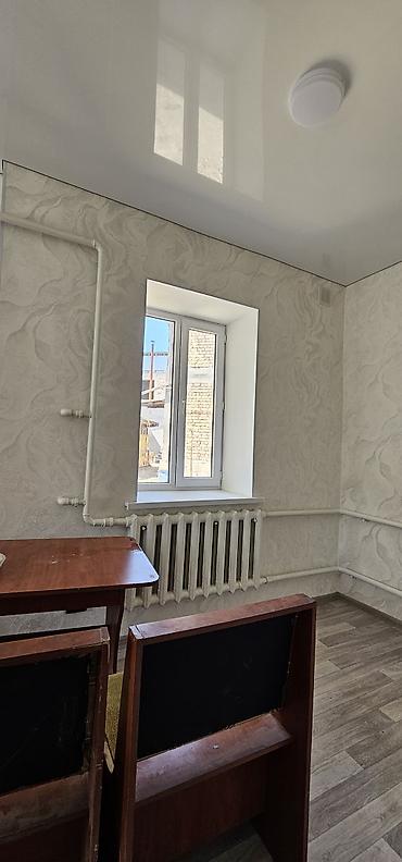 Продажа коттеджей и домов: . Продаётся отличные полдома 50кв.м в Кызыл-аскере на участке 1,5 — 18