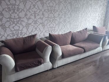 Komodlar: Divan, Divan