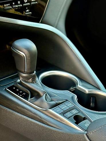 Toyota: Toyota Camry: 2022 г., Седан — 5