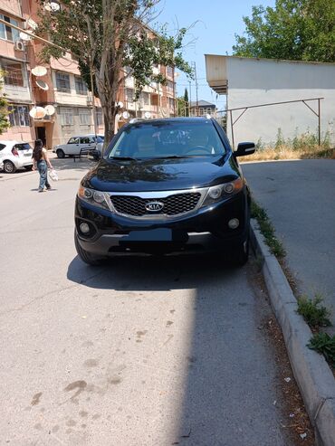 Kia: Kia Sorento – qara rəngli, tam ölçülü şəhər-kənd krossoveri. Xarici — 9