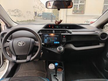 Toyota: Toyota Aqua hibrid hetçbek - Gövdə: 5 qapılı hetçbek, ağ rəng - Güc — 7