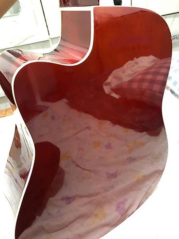 Гитары: Акустическая гитара формата дредноут с вырезом (cutaway), окраска — 15