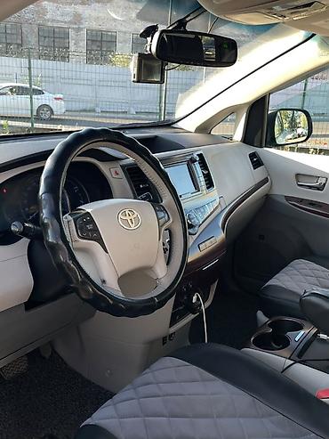 chrysler pacifica: Toyota Sienna: 2011 г., 3.5 л, Автомат — 9