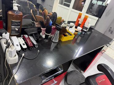 Masa və oturacaq dəstləri: Peşəkar bərbər/saç ustası üçün iş yerinin komplekti Tərkib: - Geniş — 3