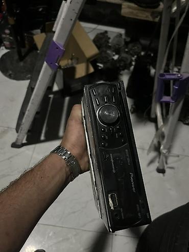 Pioneer avtomobil maqnitolası - Ön paneldə idarəetmə düymələri və iri