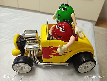 amp: M&M’s Hot Rod temalı kolleksiya oyuncağı - Parlaq sarı “hot rod” — 1