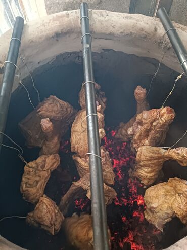 Готовые блюда, кулинария: Целая запеченная тушка (предположительно ягненка/барашка) на большом — 9