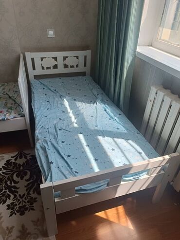 трех ярусные кровати: Односпальная кровать для ребенка в белом цвете. Изготовлена из дерева