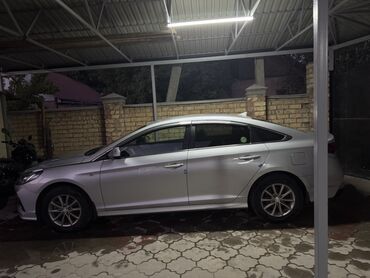 купить машину хендай солярис: Автомобиль Hyundai Sonata серебристого цвета. Седан среднего размера с