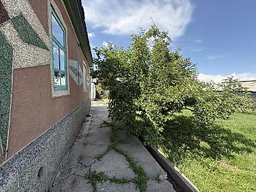 Продажа коттеджей и домов: 🏡 Продаётся дом в г. Каракол! 📍 Адрес: ул. Московская, угловой — 8