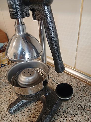 nar soku çəkən: Ağır, davamlı metal gövdəli peşəkar nar və portağal sıxan aparat. Tam — 4