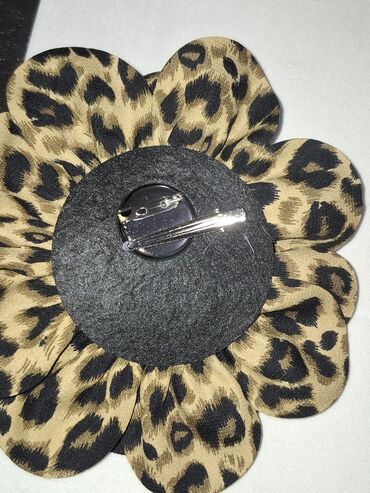 Broşlar: Leopard naxışlı, əl işi olan gül broşları. Paltolara, şərflərə və ya -da lalafo.az — 14 Broşlar: Leopard naxışlı, əl işi olan gül broşları. Paltolara, şərflərə və ya — 14