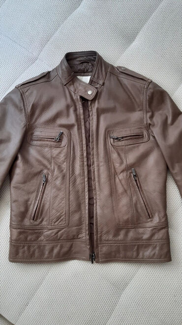 notta real jakne: Kozna jakna braon boje. Na njoj stoji velicina L ali realno odgovara