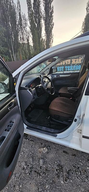coroll: Toyota Avensis Verso: 2001 г., 2 л, Механика, Бензин, Минивэн — 4