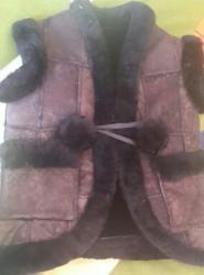 меховая куртка: Жилетка меховая, натуральная кожа. Новая, на 2- 3 года