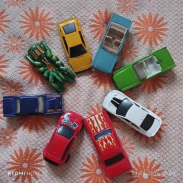 Игрушки: Набор из 9 мини‑машинок и одной фигурки-трансформера. Состав: - 8 — 1
