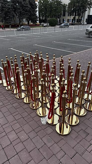 Торговое оборудование: Аренда ограничителей 40 метров Стойки ограждения «ред-роуп» — 1