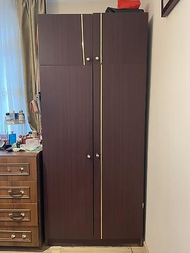 Dörd qapılı paltar dolabı.Tund qehbeyi reng hec bir problemi yoxdur