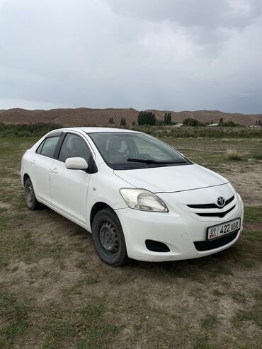 купить машины: Белый седан Toyota yaris . объем 1.3 год 2007 декабрь пробег родной