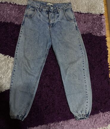 şalvar modelleri 2022: Yüksək belli mavi cins şalvar - Model: Konus kəsim, aşağı hissədə