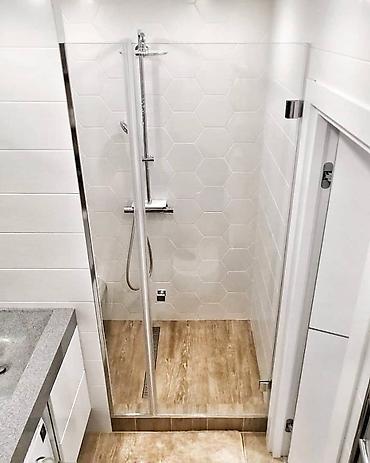 Душевые перегородки и ограждения: Прямая душевая перегородка в нишу в основном заказывается с фурнитурой — 9