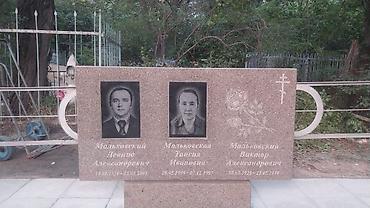 могильные оградки: Памятники из красного гранита с фотокерамикой - Материал: натуральный — 6