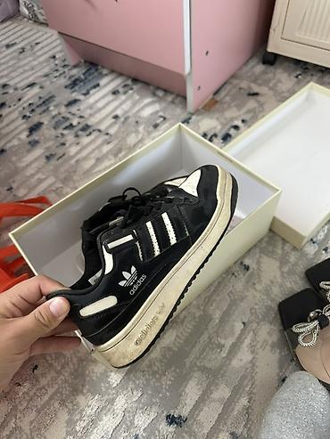Айымдардын бут кийими: Кроссовки adidas Forum Low, черно‑белые. Оригинал - Классический — 2