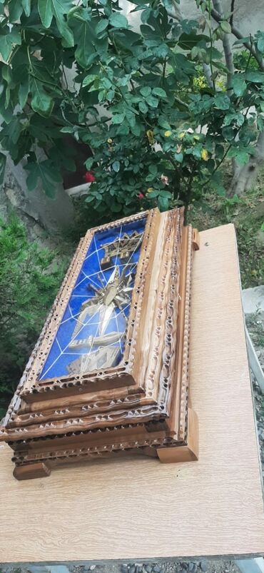 Boşqablar: Taxta materialdan hazırlanmış, əl işi olan bu nərd qutusu oynamaq üçün