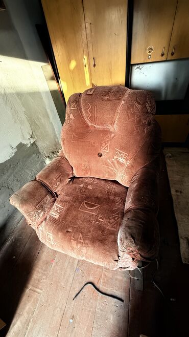 Мягкие кресла: Срочно Продаю мягкое кресло Состояние среднее Срочно Тел — 6