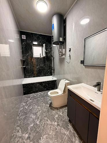 хату: 🏡 ПРОДАЁТСЯ СТИЛЬНЫЙ ДОМ В СТИЛЕ ХАЙ-ТЕК! 📍 Район Акордо 🏠 Площадь — 4
