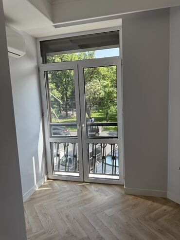 срочно продаётся 1 комнатная квартира в районе ошского рынка по улице кенсуйская: 4 бөлмө, 134 кв. м, Элитка, 2 кабат, Дизайнердик ремонт
