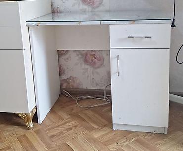kombi şkafı: Düz masa, Stulsuz, Polkalı, Siyirməli, Sadə laminat — 1
