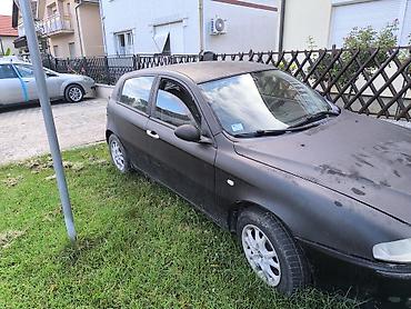 multimedia za audi a3: Alfa Romeo 147 – hečbek, 5 vrata, crna boja. Karoserija kompaktnog — 1