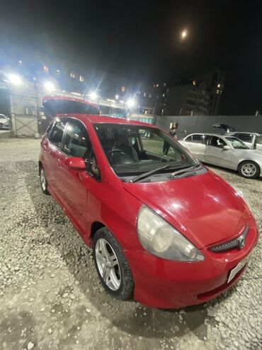 купить маленькую машину недорого: Honda Fit/Jazz, 5‑дверный хэтчбек, красный цвет кузова. Кузов и