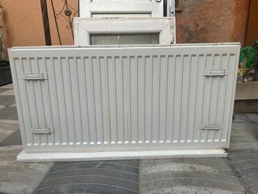 Kombilər: Ağ rəngli, düz səthli panel radiator. Bu radiator istilik sistemlərinə