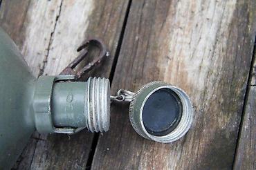 Staro posuđe i escajg: Dve Očuvane stare, vojne čuture, aluminijumske. Dve stare — 5