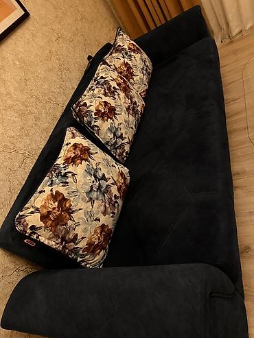 Divanlar: Tünd qrafit rəngli yumşaq parça üzlü divan - Klassik, minimal dizayn — 2