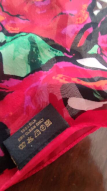 Šalovi: Louis Vuitton monogram roses ešarpa. Louis Vuitton monogram roses — 2