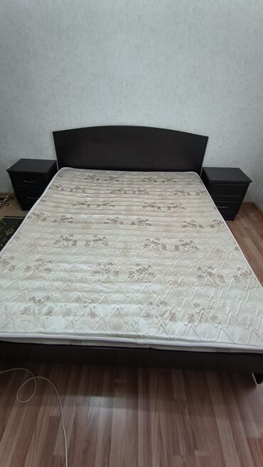 Двуспальные кровати: Двуспальная кровать, Б/у, С матрасом, МДФ, длина - 210 см