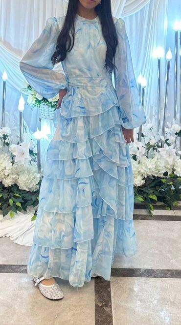 белое платье в пол с цветами: Платье макси нежно‑голубого цвета с мраморным принтом. - Силуэт