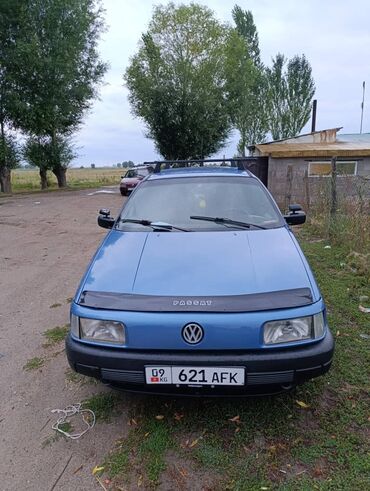 авто лизинг рассрочка: Автомобиль Volkswagen Passat B3 синего цвета, оснащенный багажником на