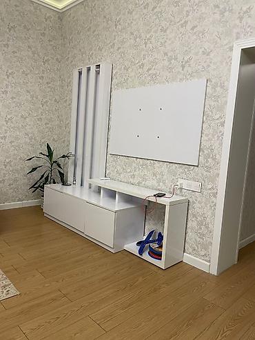 divan lənkəran: Ağ rəngdə müasir TV stendi və divar paneli dəsti. ( Alan adam özü — 1