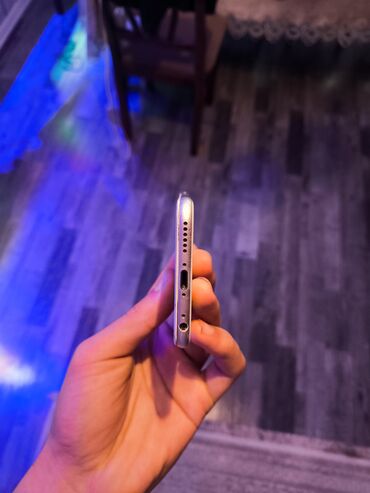 Apple iPhone: IPhone 6, Gümüşü, Qırıq — 6