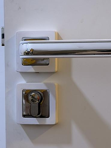 Qapılar və aksessuarlar: Ağ rəngli interyer qapısı – minimalistik dizayn 1 eded 100 azn.tecili — 2
